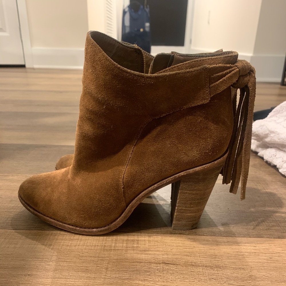 Brown suede Vince Camuto heeled fringe booties great condition
